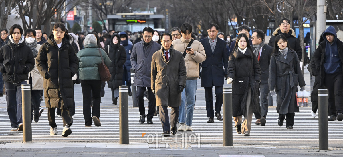 ▲서울의 아침 최저기온이 영하 11.4도까지 떨어지는 등 새해 한파가 절정에 달한 2일 서울 영등포구 여의도역 일대에서 두꺼운 외투와 방한용품으로 무장한 시민들이 발걸음을 재촉하고 있다. 조현호 기자 hyunho@