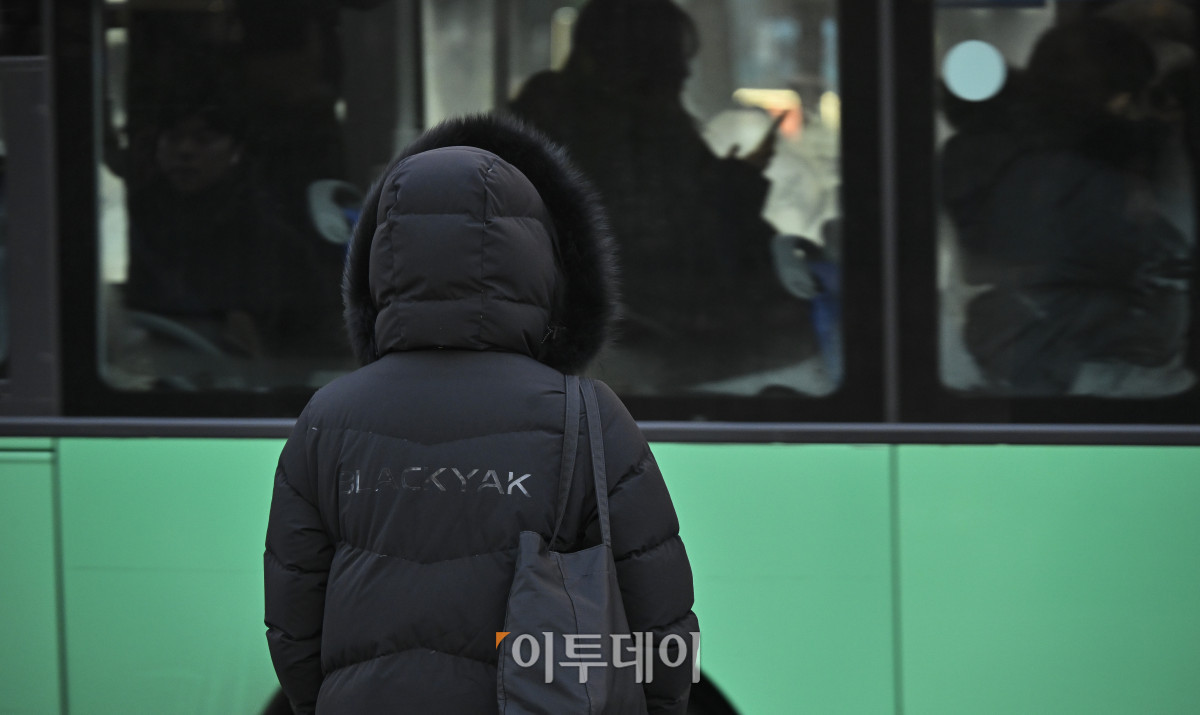 ▲서울의 아침 최저기온이 영하 11.4도까지 떨어지는 등 새해 한파가 절정에 달한 2일 서울 영등포구 여의도역 일대에서 두꺼운 외투와 방한용품으로 무장한 시민이 횡단보도 신호를 기다리고 있다. 조현호 기자 hyunho@