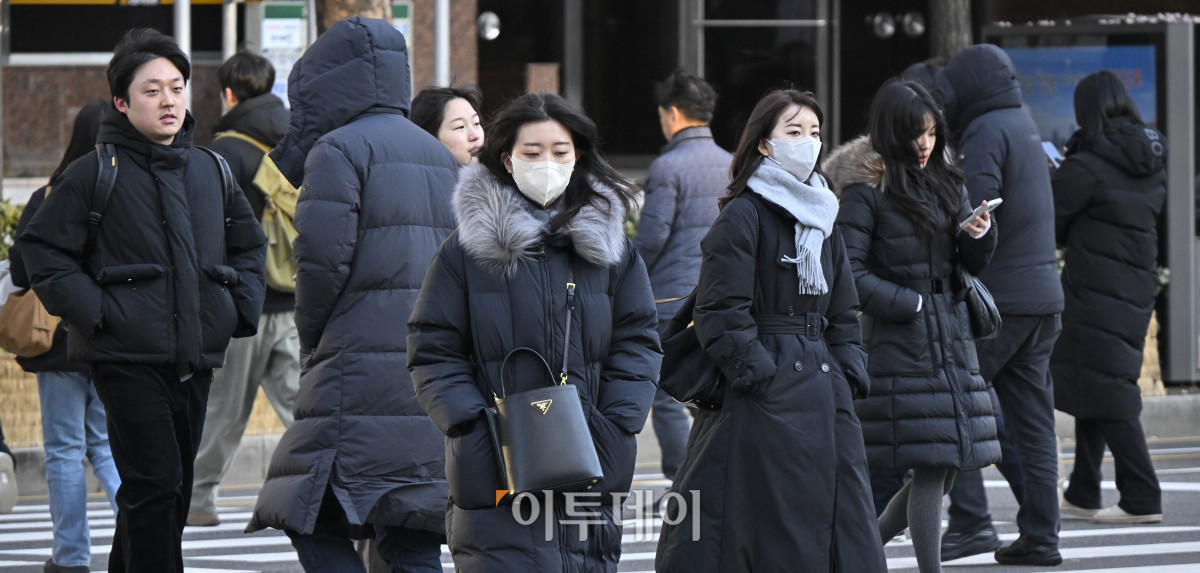 ▲서울의 아침 최저기온이 영하 11.4도까지 떨어지는 등 새해 한파가 절정에 달한 2일 서울 영등포구 여의도역 일대에서 두꺼운 외투와 방한용품으로 무장한 시민들이 발걸음을 재촉하고 있다. 조현호 기자 hyunho@