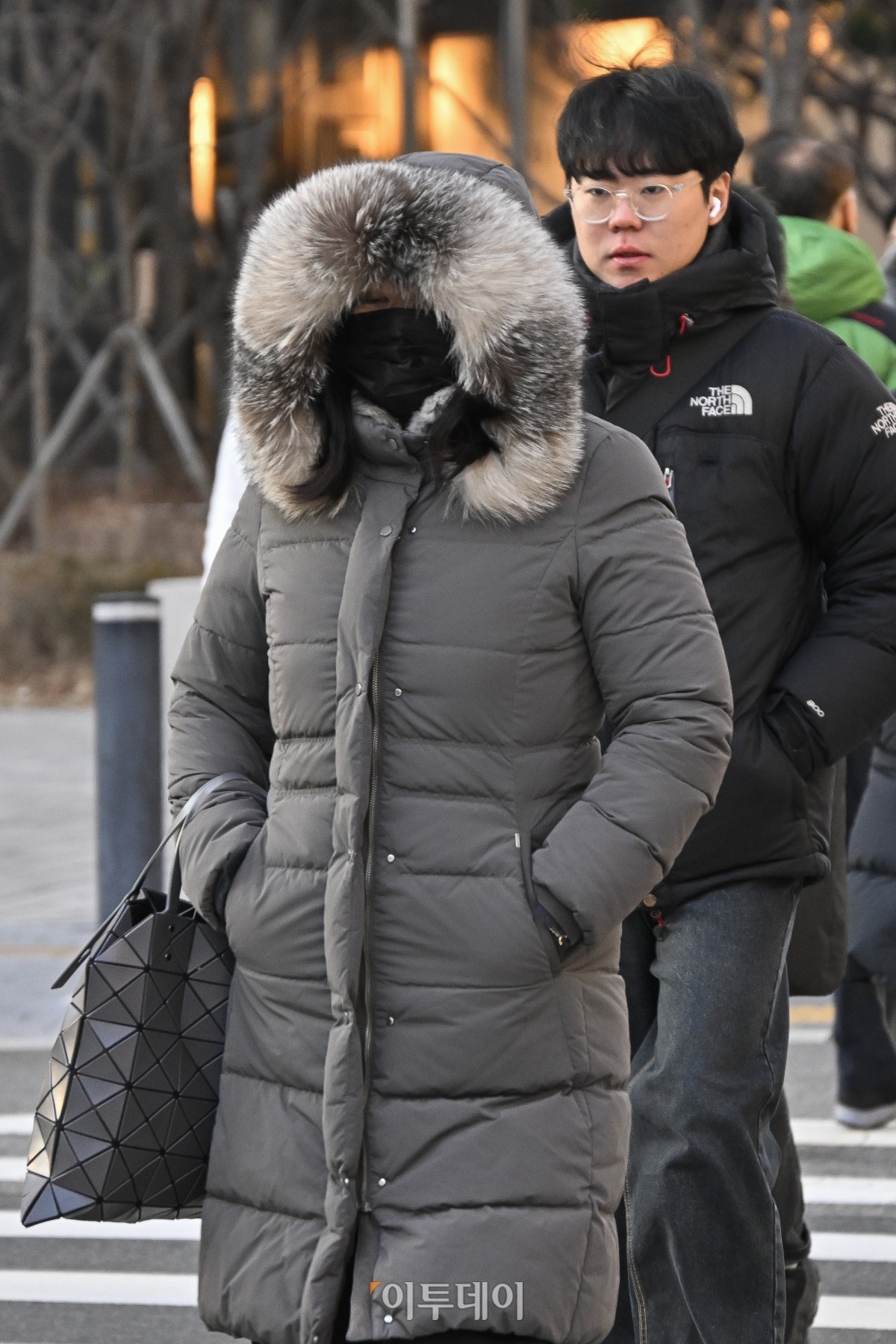 ▲서울의 아침 최저기온이 영하 11.4도까지 떨어지는 등 새해 한파가 절정에 달한 2일 서울 영등포구 여의도역 일대에서 두꺼운 외투와 방한용품으로 무장한 시민들이 발걸음을 재촉하고 있다. 조현호 기자 hyunho@