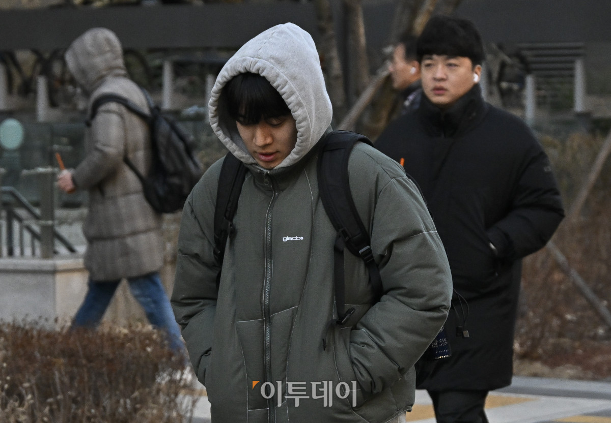 ▲서울의 아침 최저기온이 영하 11.4도까지 떨어지는 등 새해 한파가 절정에 달한 2일 서울 영등포구 여의도역 일대에서 두꺼운 외투와 방한용품으로 무장한 시민들이 발걸음을 재촉하고 있다. 조현호 기자 hyunho@