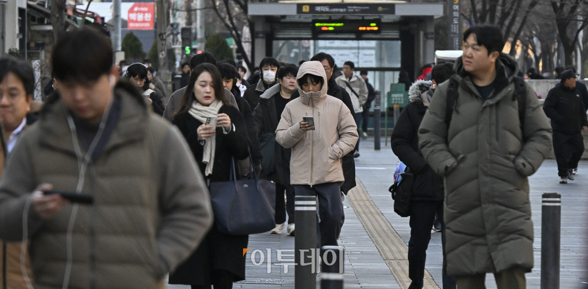 ▲서울의 아침 최저기온이 영하 11.4도까지 떨어지는 등 새해 한파가 절정에 달한 2일 서울 영등포구 여의도역 일대에서 두꺼운 외투와 방한용품으로 무장한 시민들이 발걸음을 재촉하고 있다. 조현호 기자 hyunho@
