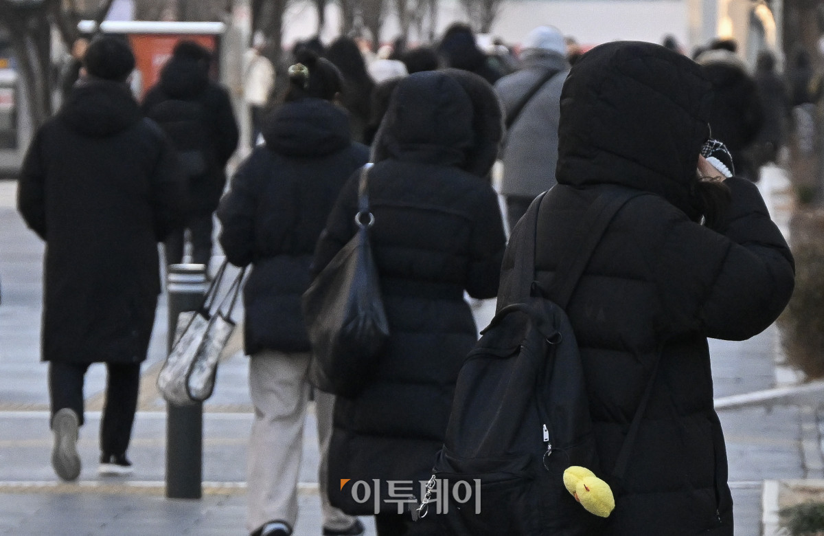 ▲서울의 아침 최저기온이 영하 11.4도까지 떨어지는 등 새해 한파가 절정에 달한 2일 서울 영등포구 여의도역 일대에서 두꺼운 외투와 방한용품으로 무장한 시민들이 발걸음을 재촉하고 있다. 조현호 기자 hyunho@