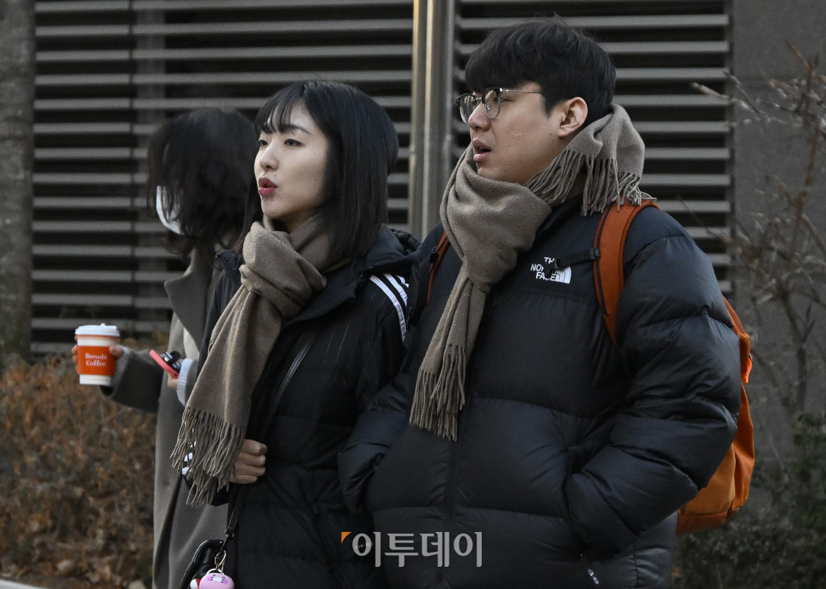 ▲서울의 아침 최저기온이 영하 11.4도까지 떨어지는 등 새해 한파가 절정에 달한 2일 서울 영등포구 여의도역 일대에서 두꺼운 외투와 방한용품으로 무장한 시민들이 발걸음을 재촉하고 있다. 조현호 기자 hyunho@