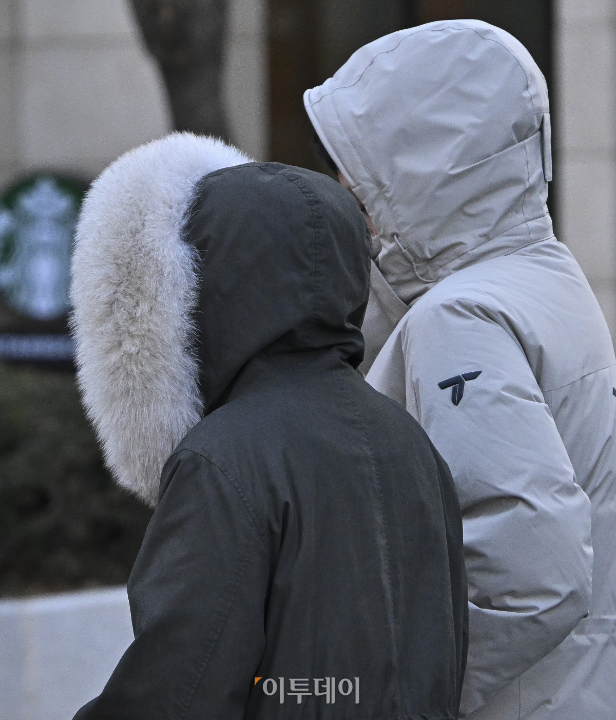 ▲서울의 아침 최저기온이 영하 11.4도까지 떨어지는 등 새해 한파가 절정에 달한 2일 서울 영등포구 여의도역 일대에서 두꺼운 외투와 방한용품으로 무장한 시민들이 발걸음을 재촉하고 있다. 조현호 기자 hyunho@