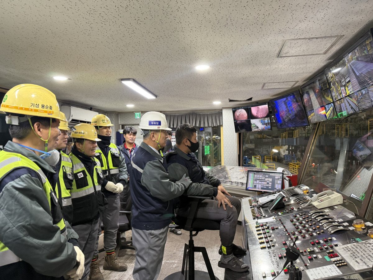 ▲장세욱 부회장이 새해 첫날 인천공장을 방문해 생산라인에서 근로자를 격려하는 모습. (사진= 동국제강그룹)