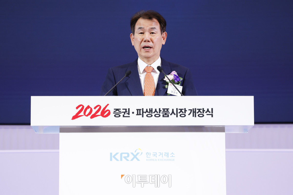 ▲정은보 한국거래소 이사장이 2일 서울 영등포구 한국거래소 서울사무소에서 열린 2026년도 증권·파생상품시장 개장식에서 개장식사를 하고 있다. 조현호 기자 hyunho@