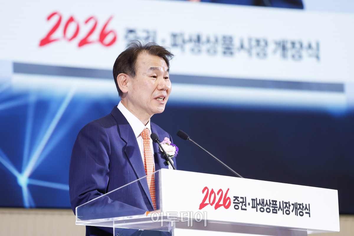 ▲정은보 한국거래소 이사장이 2일 서울 영등포구 한국거래소 서울사무소에서 열린 2026년도 증권·파생상품시장 개장식에서 개장식사를 하고 있다. 조현호 기자 hyunho@