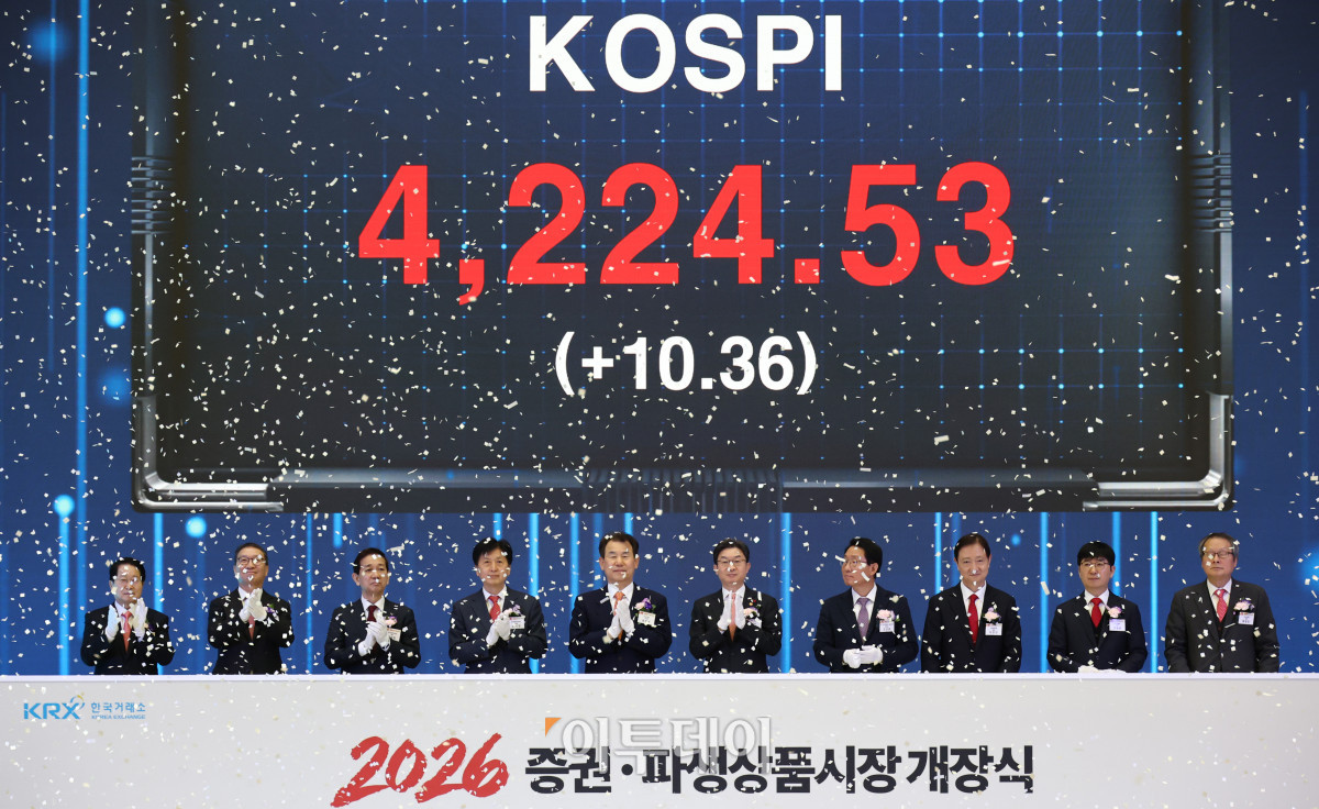 ▲이억원 금융위원장과 정은보 한국거래소 이사장 등 참석자들이 2일 서울 영등포구 한국거래소 서울사무소에서 열린 2026년도 증권·파생상품시장 개장식에서 개장신호식을 하고 있다. 왼쪽부터 김영재 상장회사협의회장, 김학수 넥스트레이드 사장, 황성엽 금융투자협회장, 오기형 코스피 5000 특위위원장, 정 이사장, 이 위원장, 김상훈 밸류업특위위원장, 이찬진 금융감독원장, 이동훈 코스닥협회장, 황창순 코넥스협회장. 조현호 기자 hyunho@