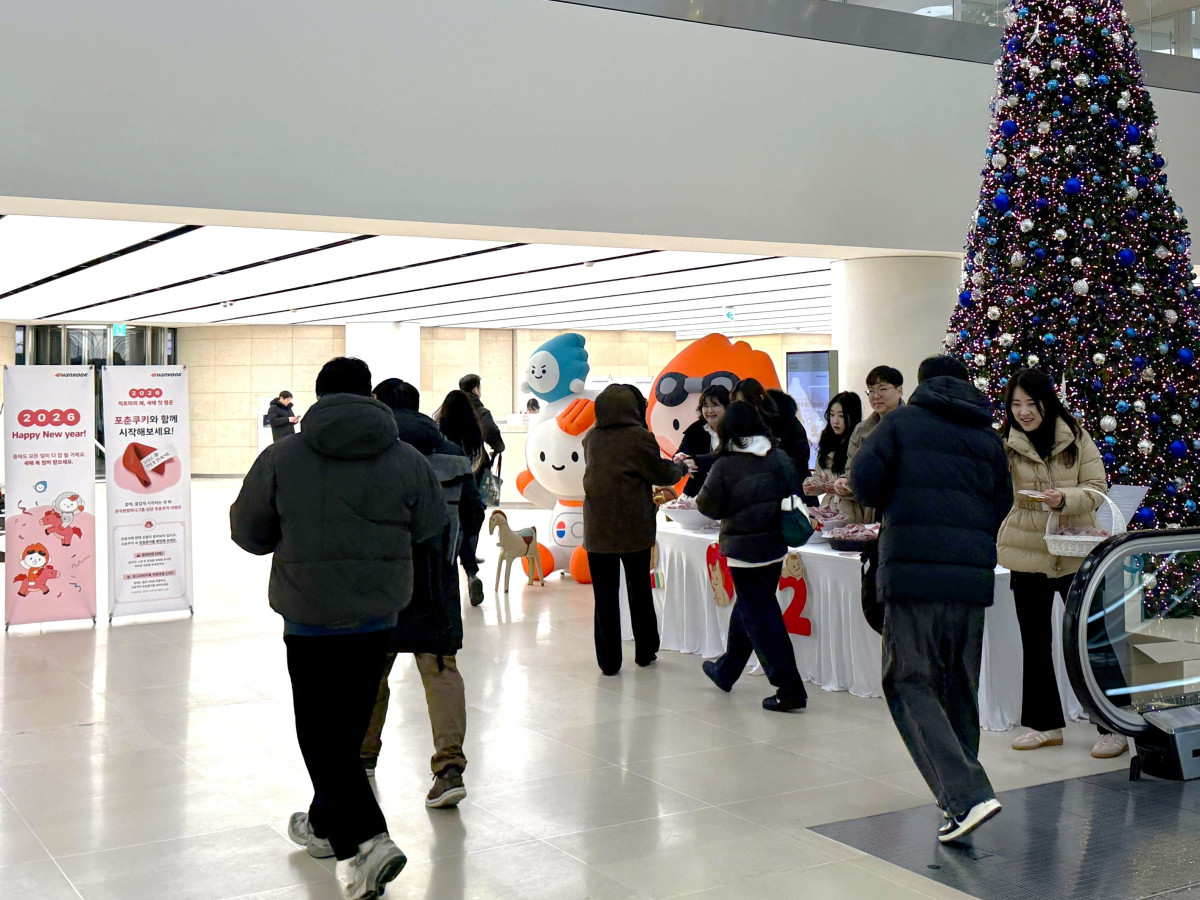 ▲한국앤컴퍼니그룹이 2일 오전 판교 사옥 테크노플렉스 로비에서 2026년 새해를 맞아 임직원을 격려하는 ‘병오년 첫 출근길 신년 이벤트’를 진행하고 있다. (사진=한국앤컴퍼니그룹)