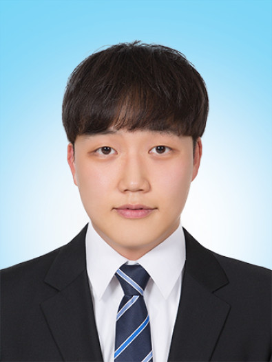 ▲정부의 연이은 부동산 대책 발표가 이어지는 가운데, 밝은 청색 배경 앞에서 정장을 입은 젊은 남성이 증명사진 형태로 촬영된 이미지가 참고자료로 사용되고 있다.