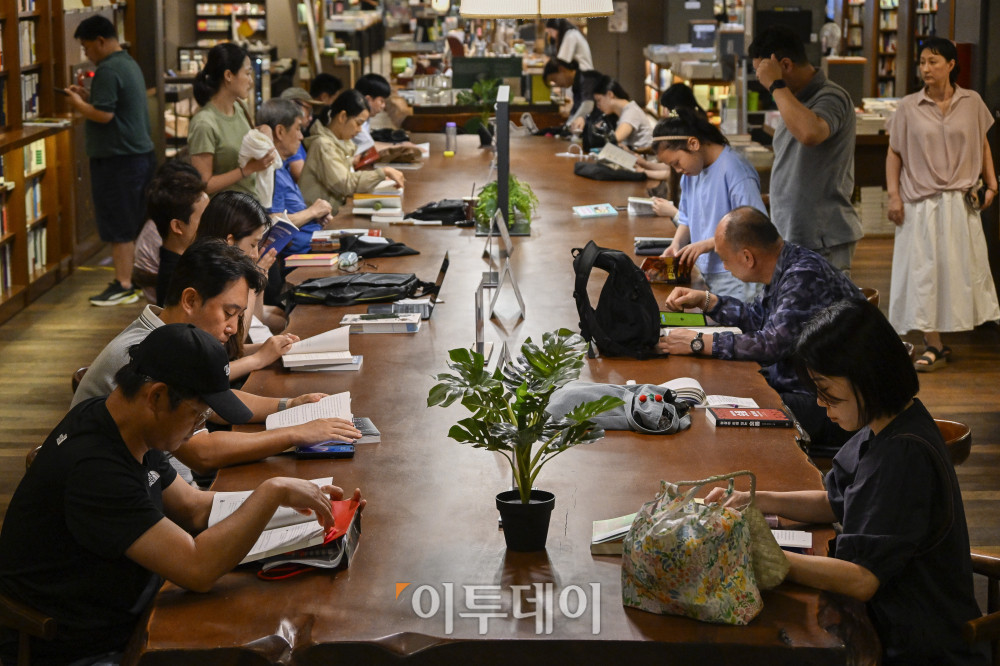 ▲서울에 있는 한 서점에서 시민들이 책을 읽고 있다. 조현호 기자 hyunho@ (이투데이DB)