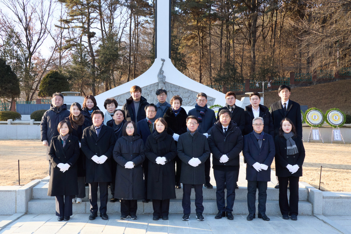 ▲용인특례시의회 의원들이 처인구 김량장동 용인중앙공원 현충탑에서 헌화와 분향을 하며 순국선열과 호국영령의 희생정신을 기리고 있다. (용인특례시의회)