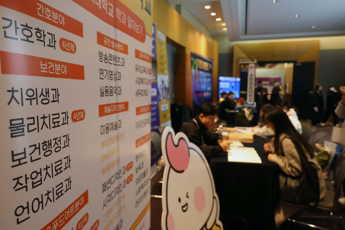 ▲2일 서울 강남구 코엑스에서 열린 ‘2026학년도 전문대 정시 입학 정보 박람회’에서 수험생과 학부모들이 입시상담을 받고 있다. 전국 27개 전문대학이 참여한 이날 행사에선 정시모집을 앞둔 수험생에게 대학 입학처 담당자와의 1대1 맞춤형 상담과 무료 원서접수 지원 등의 서비스가 제공됐다. 신태현 기자 holjjak@