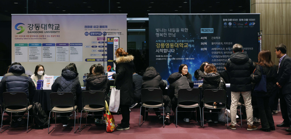 ▲2일 서울 강남구 코엑스에서 열린 ‘2026학년도 전문대 정시 입학 정보 박람회’에서 수험생과 학부모들이 입시상담을 받고 있다. 전국 27개 전문대학이 참여한 이날 행사에선 정시모집을 앞둔 수험생에게 대학 입학처 담당자와의 1대1 맞춤형 상담과 무료 원서접수 지원 등의 서비스가 제공됐다. 신태현 기자 holjjak@