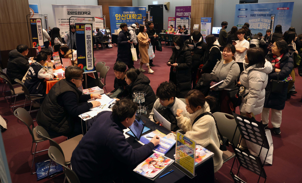 ▲2일 서울 강남구 코엑스에서 열린 ‘2026학년도 전문대 정시 입학 정보 박람회’에서 수험생과 학부모들이 입시상담을 받고 있다. 전국 27개 전문대학이 참여한 이날 행사에선 정시모집을 앞둔 수험생에게 대학 입학처 담당자와의 1대1 맞춤형 상담과 무료 원서접수 지원 등의 서비스가 제공됐다. 신태현 기자 holjjak@