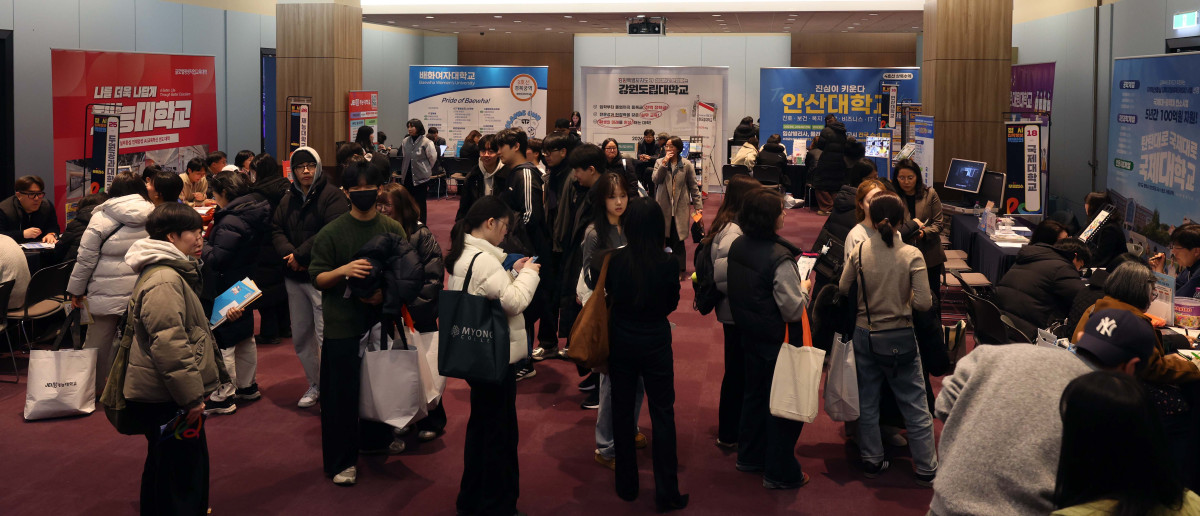 ▲2일 서울 강남구 코엑스에서 열린 ‘2026학년도 전문대 정시 입학 정보 박람회’에서 수험생과 학부모들이 입시상담을 받고 있다. 전국 27개 전문대학이 참여한 이날 행사에선 정시모집을 앞둔 수험생에게 대학 입학처 담당자와의 1대1 맞춤형 상담과 무료 원서접수 지원 등의 서비스가 제공됐다. 신태현 기자 holjjak@