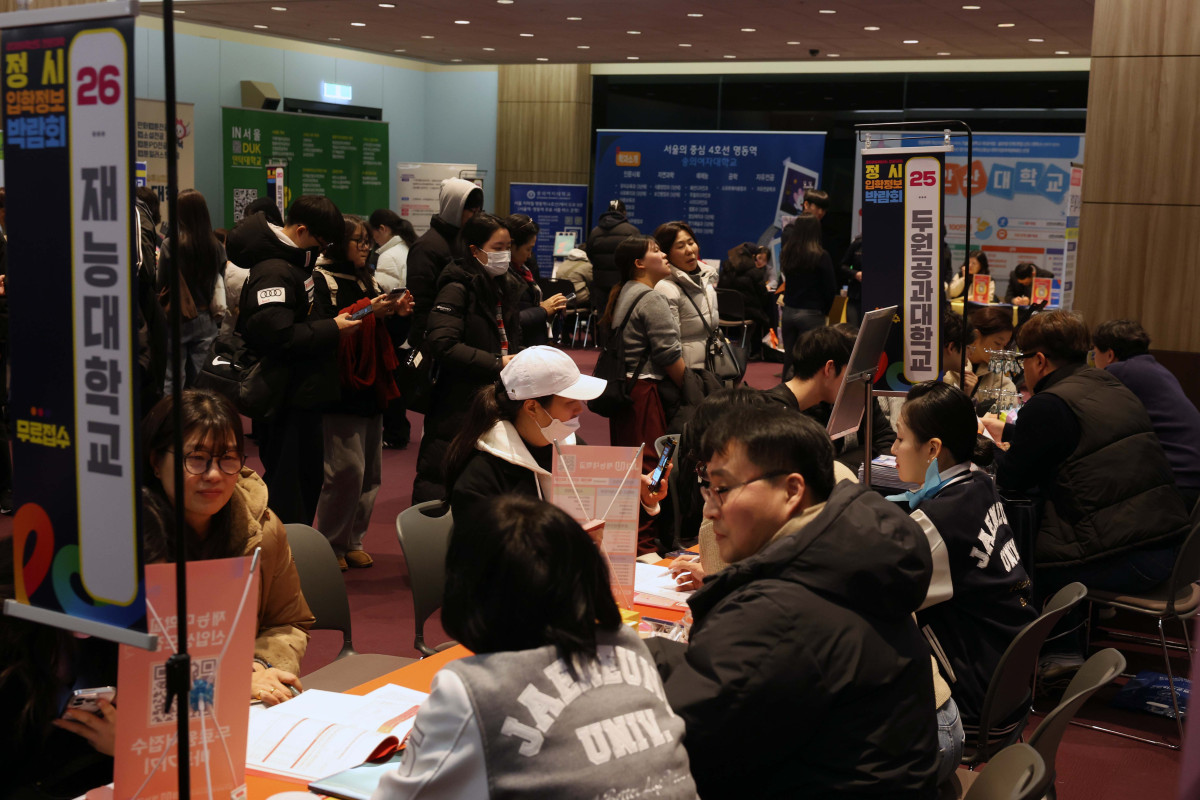 ▲2일 서울 강남구 코엑스에서 열린 ‘2026학년도 전문대 정시 입학 정보 박람회’에서 수험생과 학부모들이 입시상담을 받고 있다. 전국 27개 전문대학이 참여한 이날 행사에선 정시모집을 앞둔 수험생에게 대학 입학처 담당자와의 1대1 맞춤형 상담과 무료 원서접수 지원 등의 서비스가 제공됐다. 신태현 기자 holjjak@