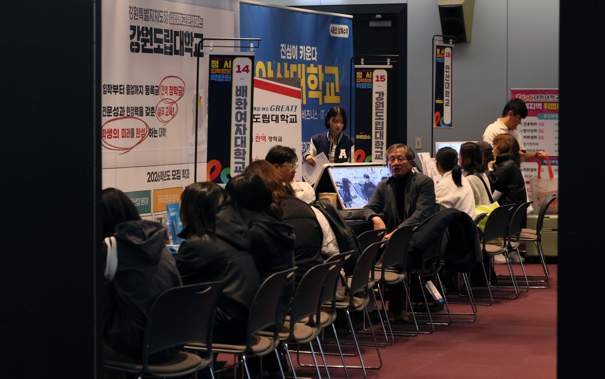 ▲2일 서울 강남구 코엑스에서 열린 ‘2026학년도 전문대 정시 입학 정보 박람회’에서 수험생과 학부모들이 입시상담을 받고 있다. 전국 27개 전문대학이 참여한 이날 행사에선 정시모집을 앞둔 수험생에게 대학 입학처 담당자와의 1대1 맞춤형 상담과 무료 원서접수 지원 등의 서비스가 제공됐다. 신태현 기자 holjjak@