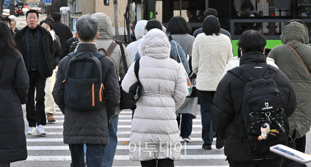 ▲서울 종로구 광화문역 일대에서 두꺼운 외투를 입은 시민들이 발걸음을 재촉하고 있다.  (이투데이DB)