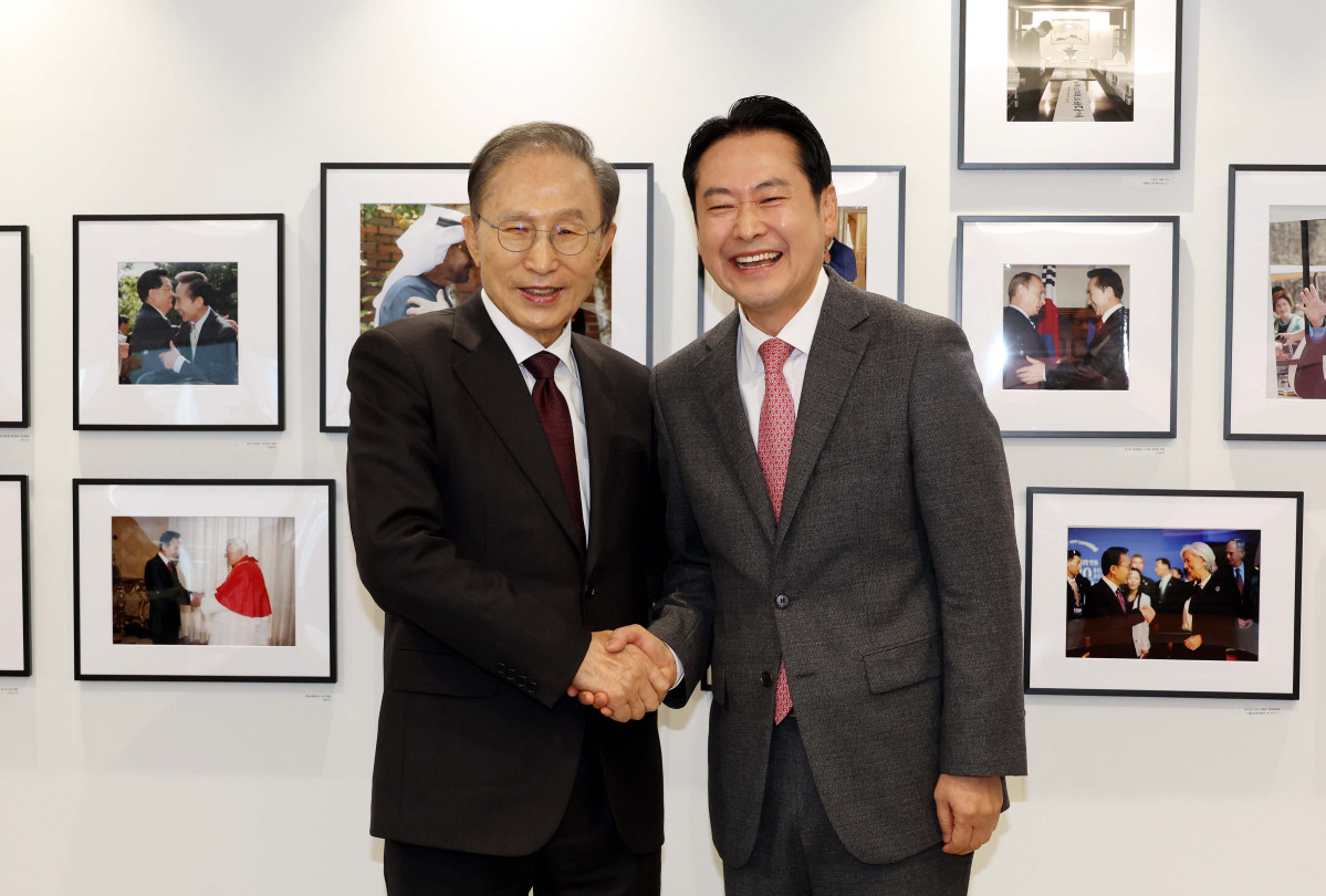 ▲장동혁 국민의힘 대표가 2일 서울 서초구 영포빌딩에서 이명박 전 대통령을 만나 인사를 나누고 있다. (사진=뉴시스)
