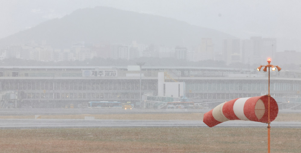 ▲제주도에 대설과 강풍, 풍랑특보가 내려진 2일 오전 제주국제공항 활주로에 눈보라가 치고 있다.  (연합뉴스)