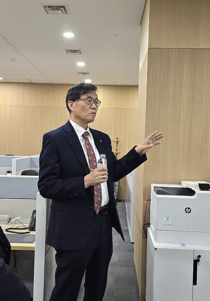 ▲이창용 한국은행 총재가 2일 신년 시무식 직후 기자실을 찾아 기자들과 이야기를 나누고 있다.  (배근미 기자 athena3507@)