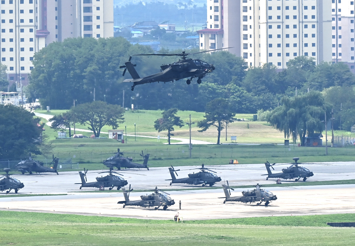 ▲한미 연합훈련 을지 자유의 방패(UFS·을지프리덤실드) 연습이 시작된 지난해 8월 18일 경기 평택시 주한미군기지 캠프 험프리스에서 아파치 헬기가 이륙하고 있다. (뉴시스)