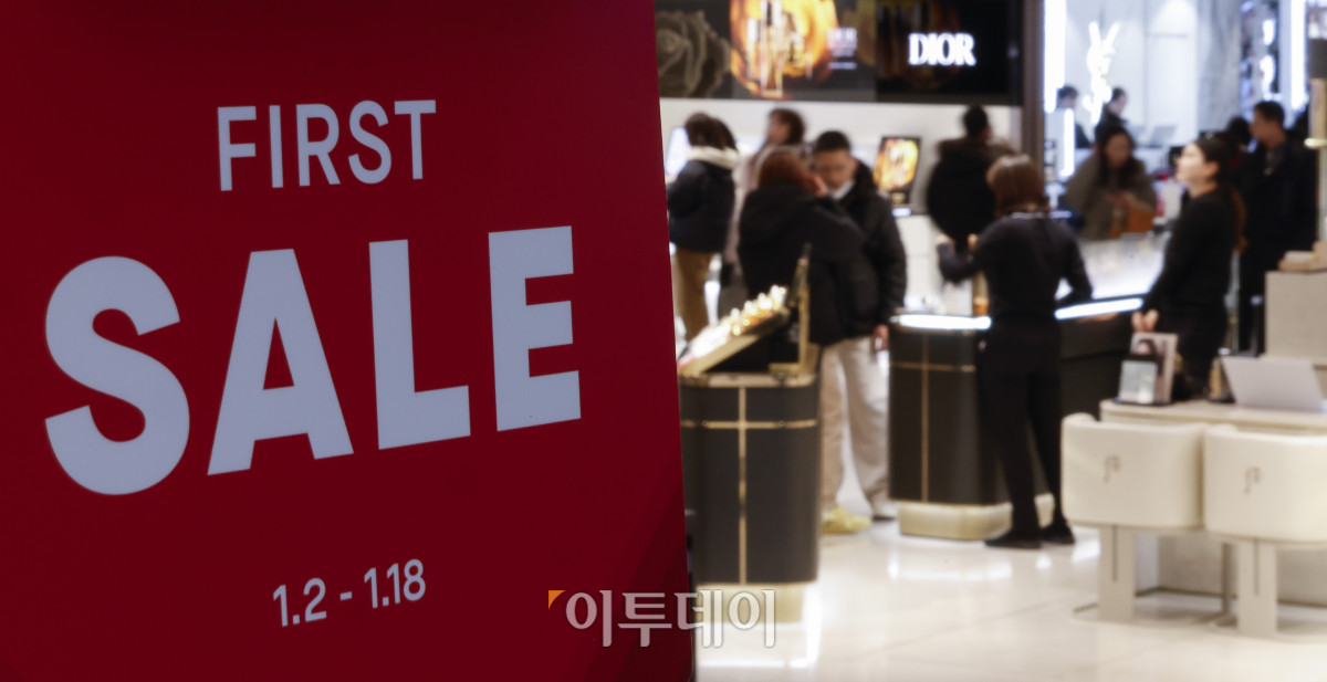 ▲병오년 새해를 맞아 백화점 3사(롯데·신세계·현대백화점)가 첫 정기세일에 돌입한 2일 서울 중구 롯데백화점 본점에 세일 안내문이 붙어 있다. 롯데백화점은 410여 개 브랜드가 참여해 최대 50% 할인 혜택을 제공한다. 신세계백화점은 전국 13개 점포에서 패션·잡화·리빙 등 300여 개 브랜드가 참여하는 대규모 할인 행사 ‘신세계 페스타’를 진행하며, 현대백화점은 압구정 본점과 더현대 서울 등 전 점포에서 신년 시즌 할인 행사 ‘더 세일’을 진행한다. 조현호 기자 hyunho@