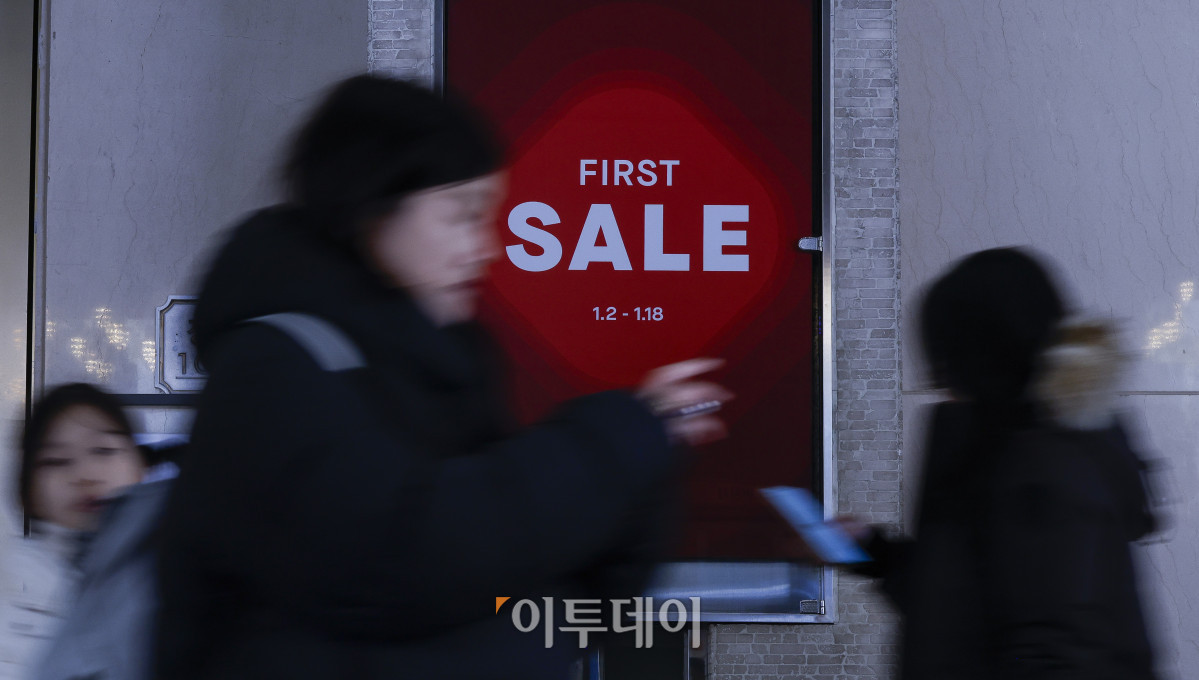 ▲병오년 새해를 맞아 백화점 3사(롯데·신세계·현대백화점)가 첫 정기세일에 돌입한 2일 서울 중구 롯데백화점 본점에 세일 안내문이 붙어 있다. 롯데백화점은 410여 개 브랜드가 참여해 최대 50% 할인 혜택을 제공한다. 신세계백화점은 전국 13개 점포에서 패션·잡화·리빙 등 300여 개 브랜드가 참여하는 대규모 할인 행사 ‘신세계 페스타’를 진행하며, 현대백화점은 압구정 본점과 더현대 서울 등 전 점포에서 신년 시즌 할인 행사 ‘더 세일’을 진행한다. 조현호 기자 hyunho@