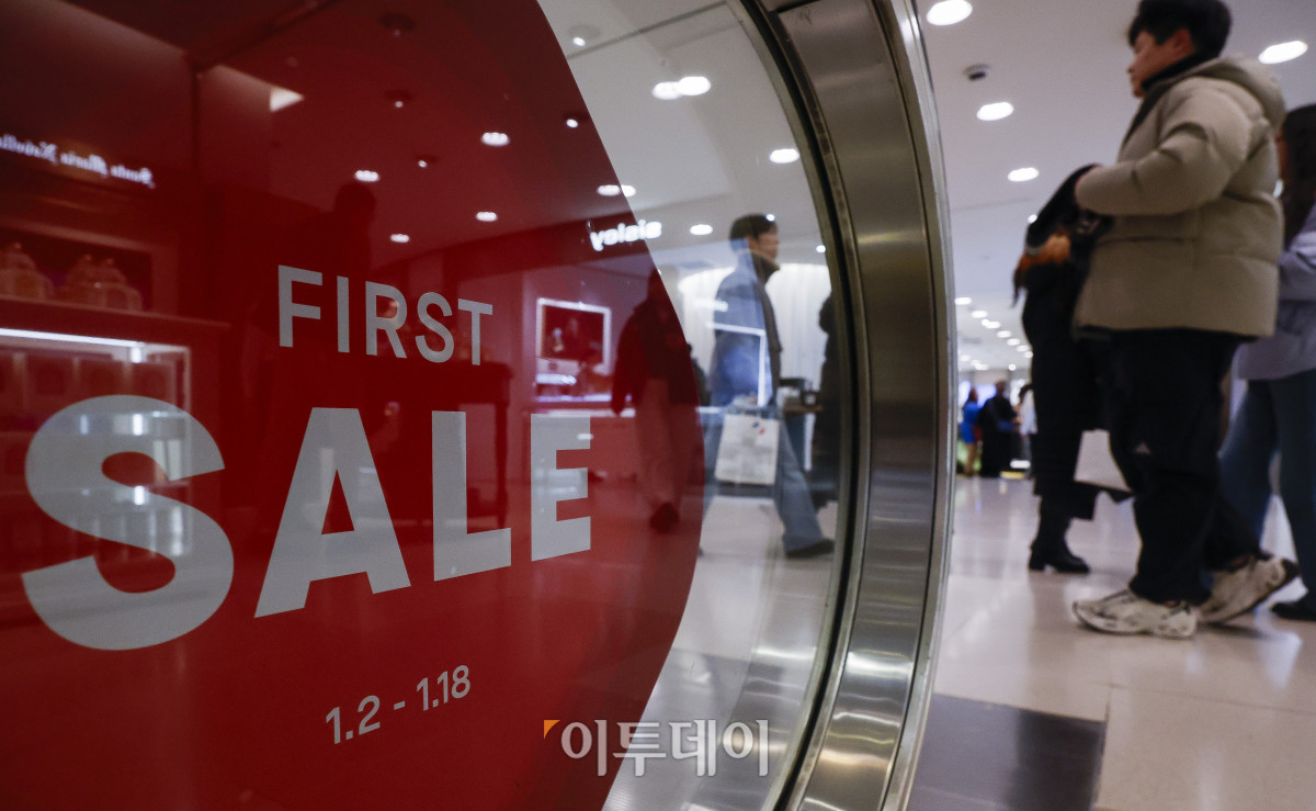 ▲병오년 새해를 맞아 백화점 3사(롯데·신세계·현대백화점)가 첫 정기세일에 돌입한 2일 서울 중구 롯데백화점 본점에 세일 안내문이 붙어 있다. 롯데백화점은 410여 개 브랜드가 참여해 최대 50% 할인 혜택을 제공한다. 신세계백화점은 전국 13개 점포에서 패션·잡화·리빙 등 300여 개 브랜드가 참여하는 대규모 할인 행사 ‘신세계 페스타’를 진행하며, 현대백화점은 압구정 본점과 더현대 서울 등 전 점포에서 신년 시즌 할인 행사 ‘더 세일’을 진행한다. 조현호 기자 hyunho@