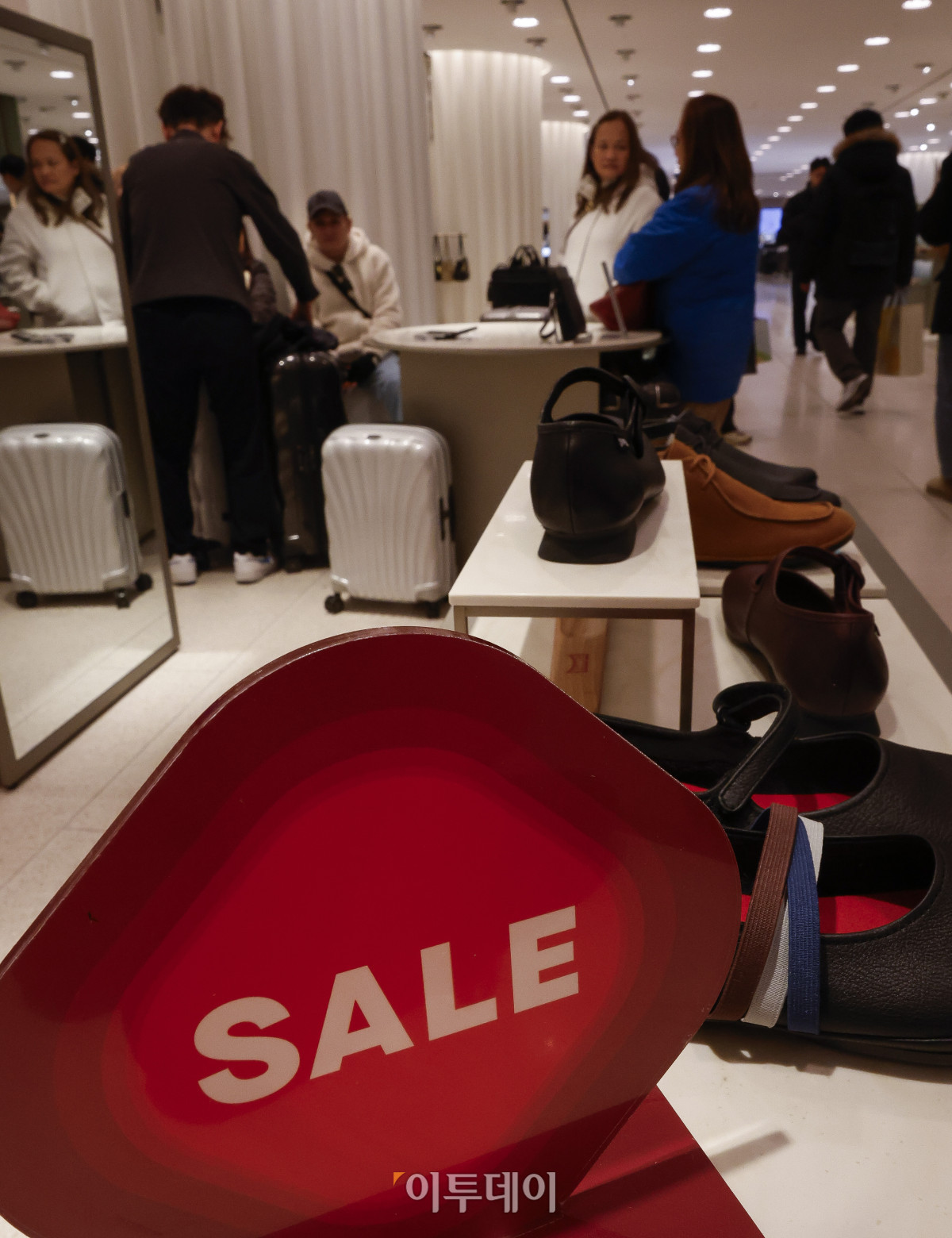 ▲병오년 새해를 맞아 백화점 3사(롯데·신세계·현대백화점)가 첫 정기세일에 돌입한 2일 서울 중구 롯데백화점 본점에 세일 안내문이 세워져 있다. 롯데백화점은 410여 개 브랜드가 참여해 최대 50% 할인 혜택을 제공한다. 신세계백화점은 전국 13개 점포에서 패션·잡화·리빙 등 300여 개 브랜드가 참여하는 대규모 할인 행사 ‘신세계 페스타’를 진행하며, 현대백화점은 압구정 본점과 더현대 서울 등 전 점포에서 신년 시즌 할인 행사 ‘더 세일’을 진행한다. 조현호 기자 hyunho@