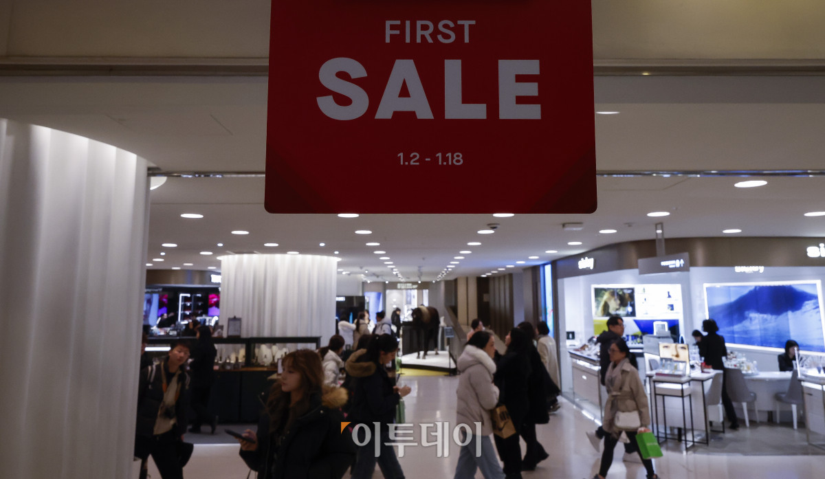 ▲병오년 새해를 맞아 백화점 3사(롯데·신세계·현대백화점)가 첫 정기세일에 돌입한 2일 서울 중구 롯데백화점 본점에 세일 안내문이 붙어 있다. 롯데백화점은 410여 개 브랜드가 참여해 최대 50% 할인 혜택을 제공한다. 신세계백화점은 전국 13개 점포에서 패션·잡화·리빙 등 300여 개 브랜드가 참여하는 대규모 할인 행사 ‘신세계 페스타’를 진행하며, 현대백화점은 압구정 본점과 더현대 서울 등 전 점포에서 신년 시즌 할인 행사 ‘더 세일’을 진행한다. 조현호 기자 hyunho@