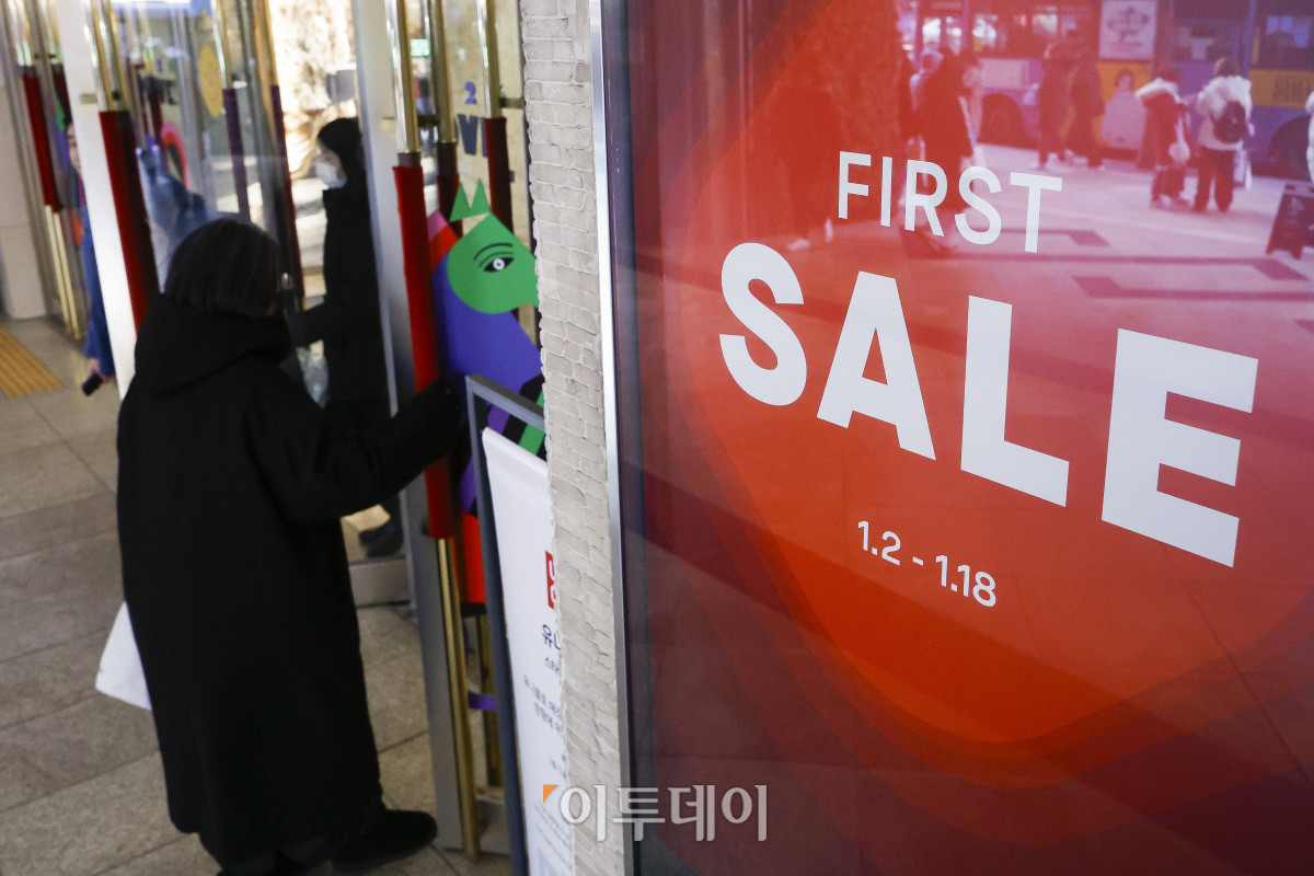 ▲병오년 새해를 맞아 백화점 3사(롯데·신세계·현대백화점)가 첫 정기세일에 돌입한 2일 서울 중구 롯데백화점 본점 입구에 세일 안내문이 게시돼 있다. 롯데백화점은 410여 개 브랜드가 참여해 최대 50% 할인 혜택을 제공한다. 신세계백화점은 전국 13개 점포에서 패션·잡화·리빙 등 300여 개 브랜드가 참여하는 대규모 할인 행사 ‘신세계 페스타’를 진행하며, 현대백화점은 압구정 본점과 더현대 서울 등 전 점포에서 신년 시즌 할인 행사 ‘더 세일’을 진행한다. 조현호 기자 hyunho@