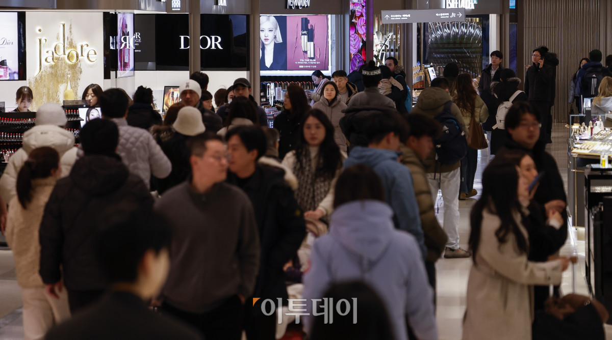 ▲병오년 새해를 맞아 백화점 3사(롯데·신세계·현대백화점)가 첫 정기세일에 돌입한 2일 서울 중구 롯데백화점 본점이 이용객들로 북적이고 있다. 롯데백화점은 410여 개 브랜드가 참여해 최대 50% 할인 혜택을 제공한다. 신세계백화점은 전국 13개 점포에서 패션·잡화·리빙 등 300여 개 브랜드가 참여하는 대규모 할인 행사 ‘신세계 페스타’를 진행하며, 현대백화점은 압구정 본점과 더현대 서울 등 전 점포에서 신년 시즌 할인 행사 ‘더 세일’을 진행한다. 조현호 기자 hyunho@