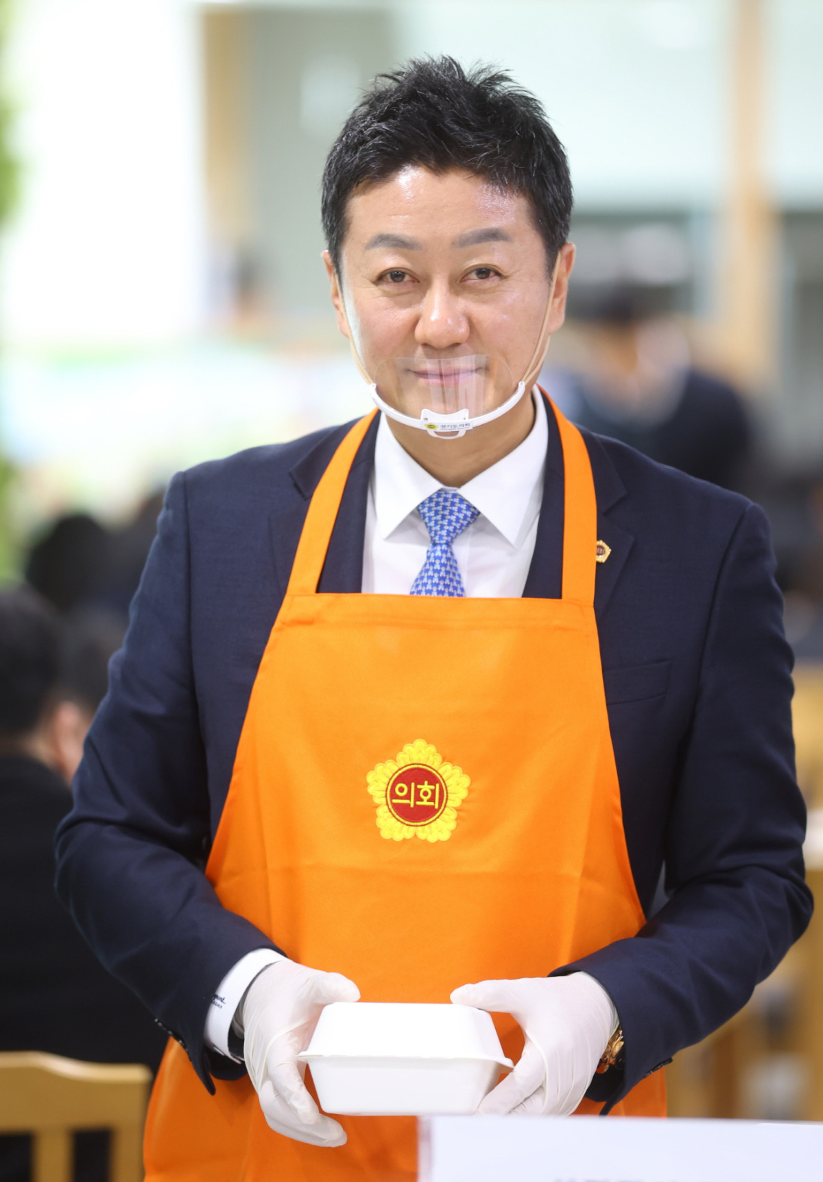 ▲김진경 경기도의회 의장이 의회 구내식당에서 직원들에게 직접 음식을 배식하며 2026년 새해 힘찬 출발을 응원하고 있다. (경기도의회)