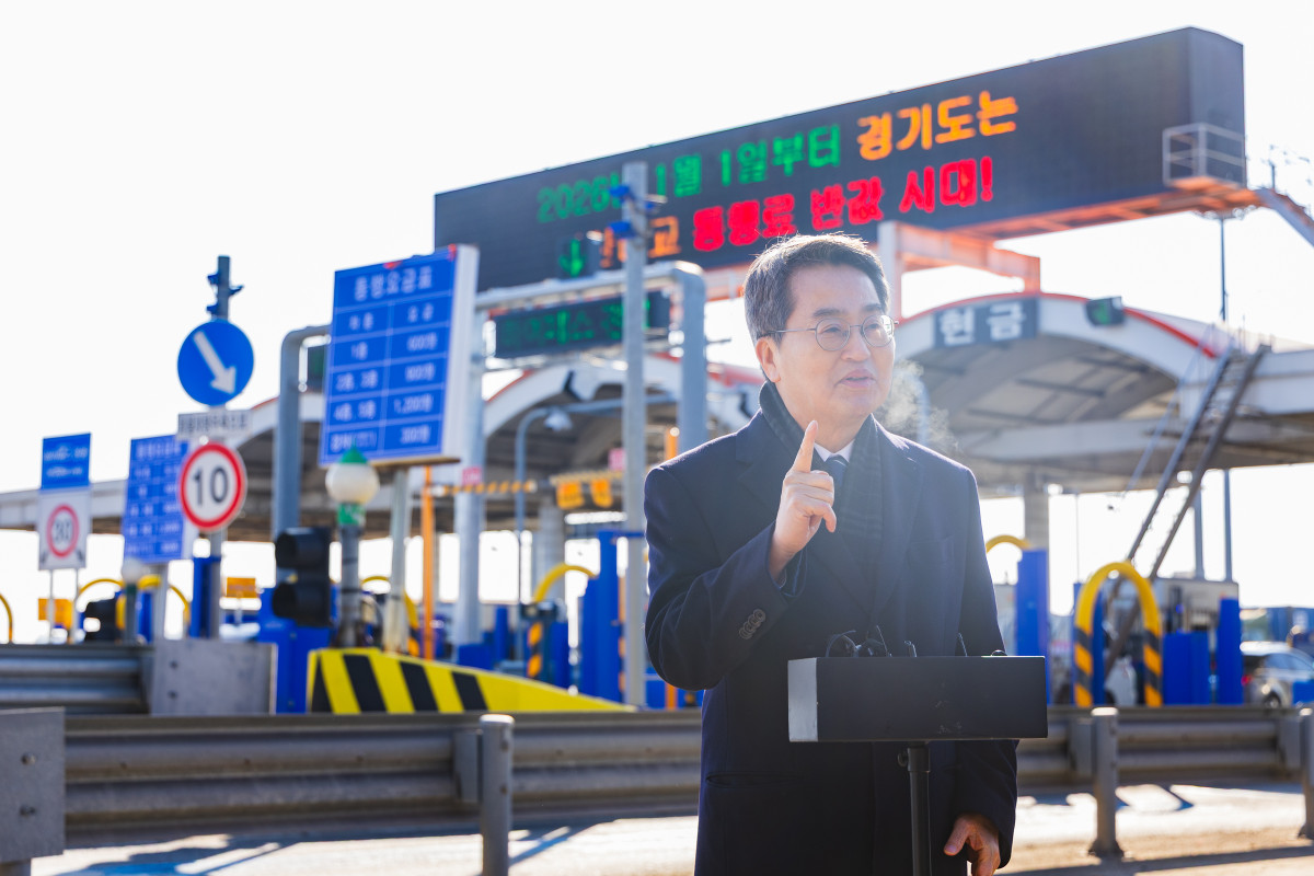 ▲김동연 경기도지사가 일산대교 현장에서 통행료 인하 이후 교통 상황을 점검하며 전면 무료화 추진 계획을 밝히고 있다. (경기도)