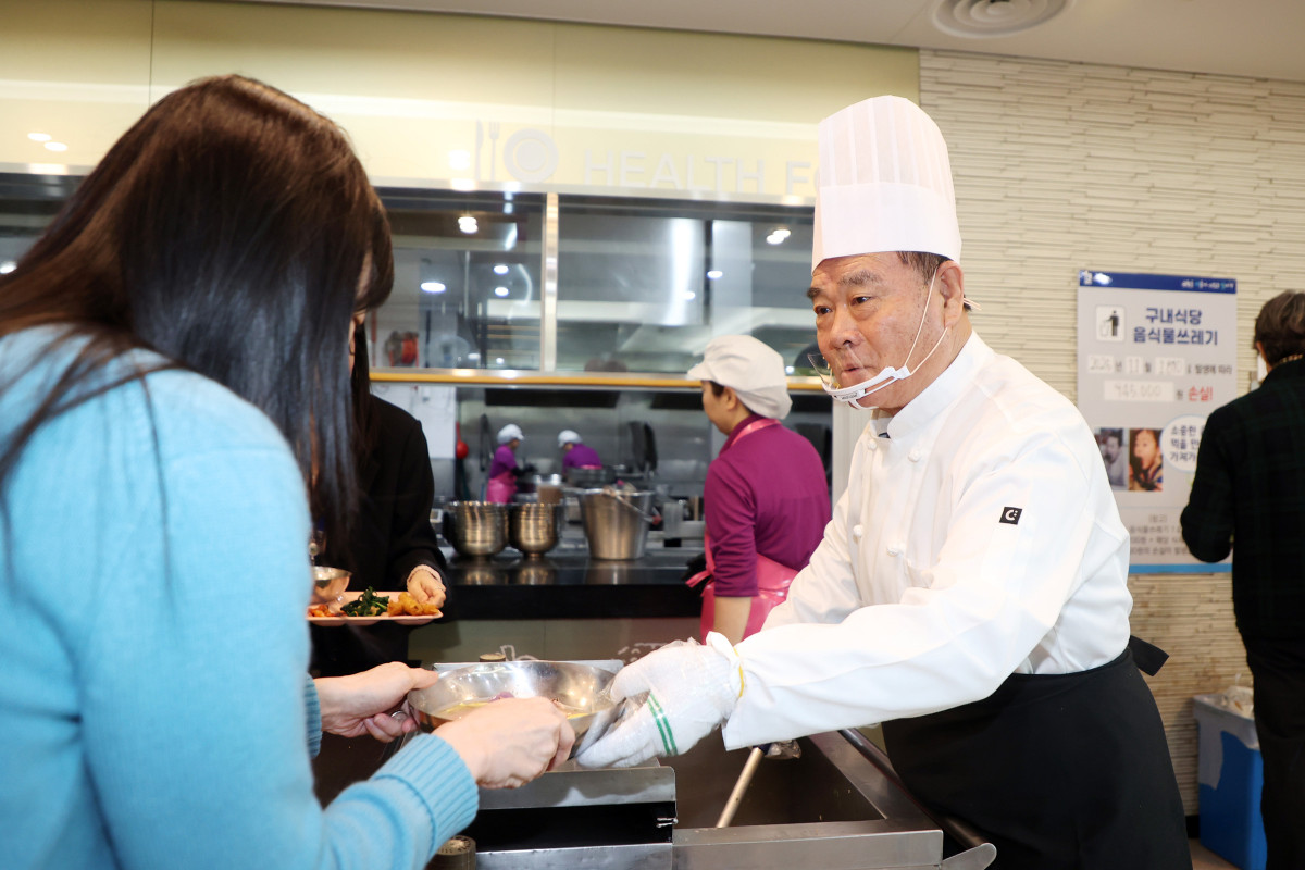 ▲이재식 수원특례시의회 의장이 수원시청 구내식당에서 공직자들에게 떡국을 직접 배식하며 2026년 병오년 새해의 힘찬 출발을 응원하고 있다. (수원특례시의회)
