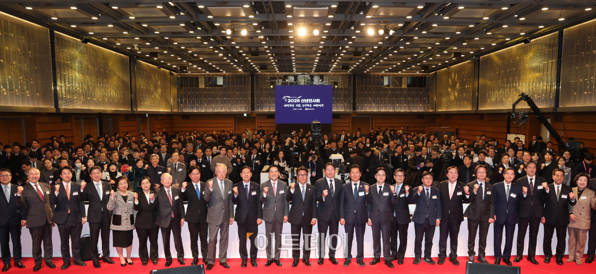 ▲김민석(가운데) 국무총리와 최태원(왼쪽 열세 번째) 대한상공회의소 회장 등 참석자들이 2일 서울 중구 대한상공회의소에서 열린 2026년 경제계 신년인사회에서 기념촬영을 하고 있다. 사진공동취재단