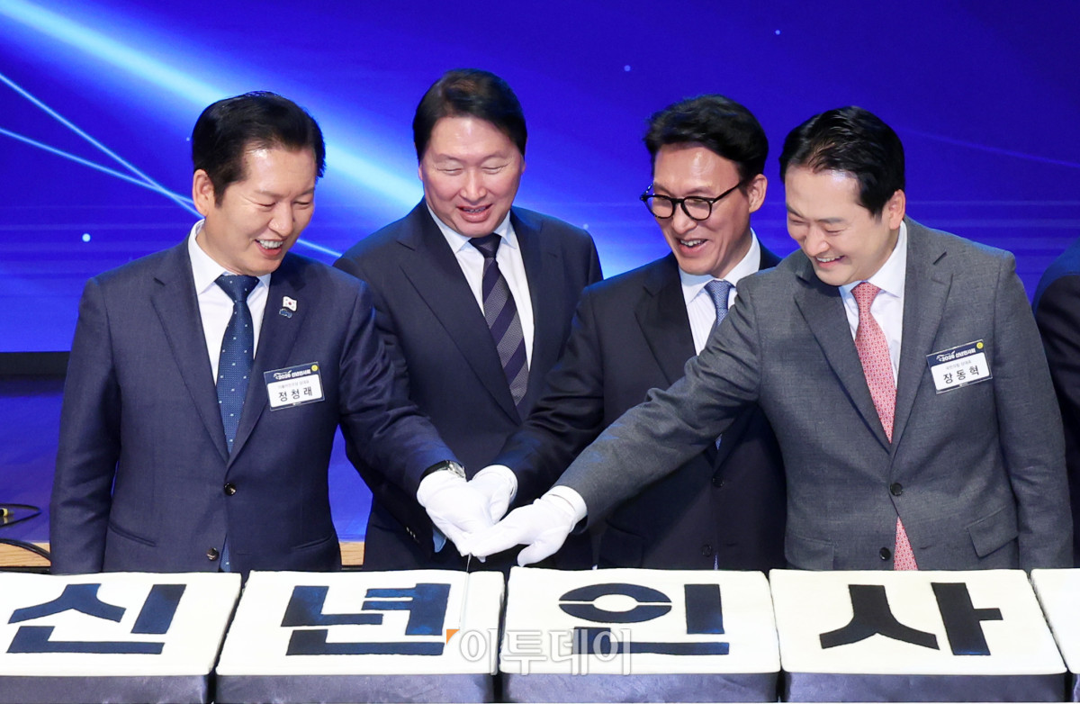 ▲김민석(오른쪽 두 번째) 국무총리와 최태원(오른쪽 세 번째) 대한상공회의소 회장, 정청래(왼쪽) 더불어민주당 대표, 장동혁 국민의힘 대표가 2일 서울 중구 대한상공회의소에서 열린 2026 경제계 신년인사회에서 떡케이크를 자르고 있다. 사진공동취재단