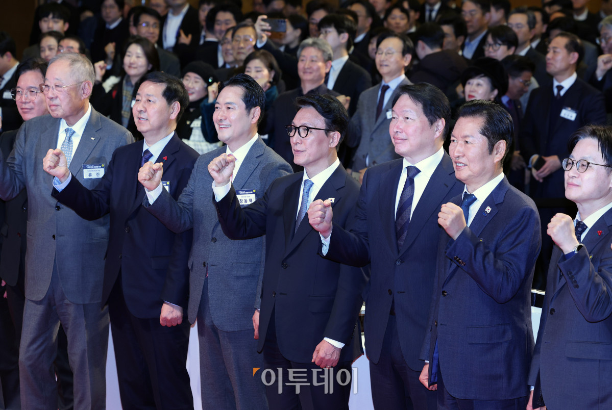 ▲김민석(오른쪽 네 번째) 국무총리와 최태원(오른쪽 세 번째) 대한상공회의소 회장 등 참석자들이 2일 서울 중구 대한상공회의소에서 열린 2026 경제계 신년인사회에서 기념촬영하고 있다. 사진공동취재단