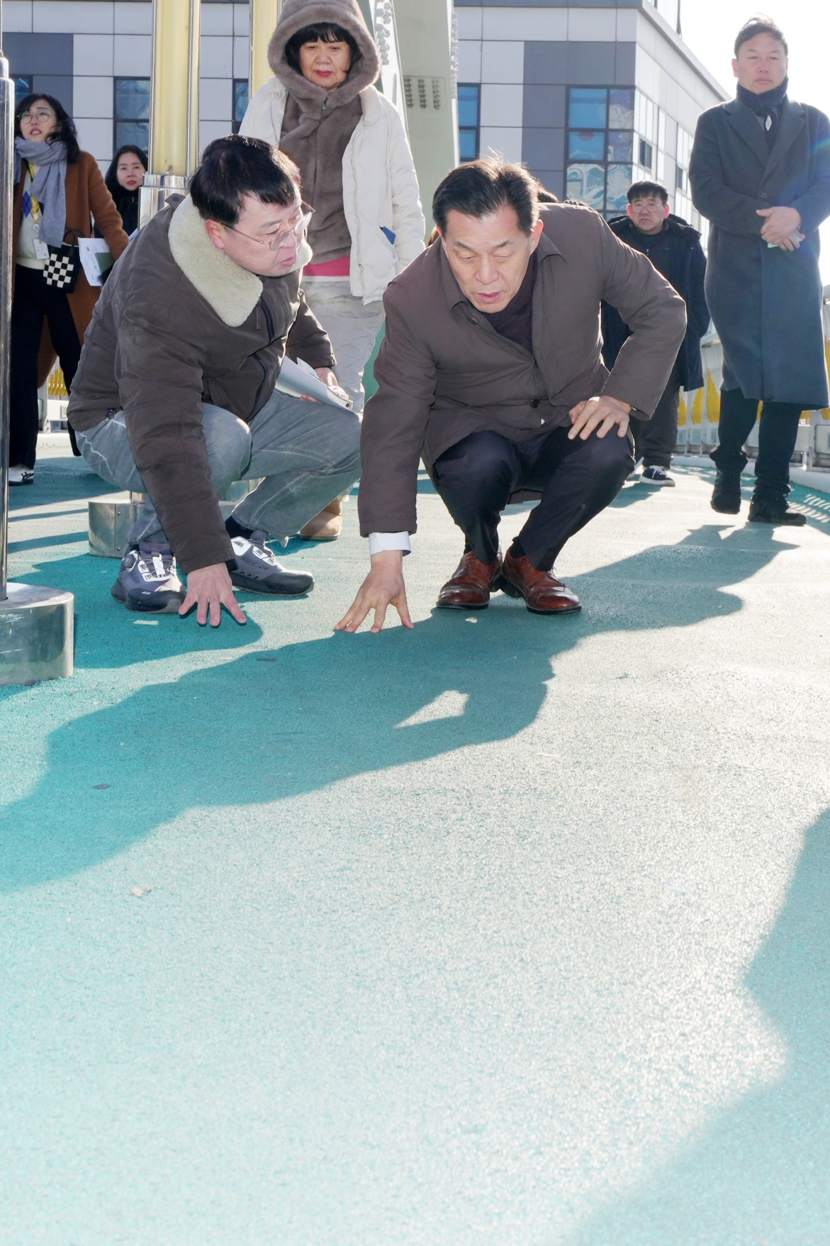 ▲이재준 수원특례시장이 곡반초등학교 앞 궁촌육교 바닥면을 살피며 보행환경 개선 상황을 확인하고 있다. (수원특례시)