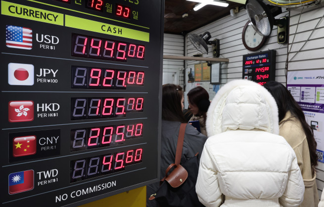 ▲[서울=뉴시스] 배훈식 기자 = 이 달 들어 한때 1480원대까지 치솟았던 원 달러 환율이 30일 오후 서울 중구 명동 환전소 원 달러 시세가 1445원에 거래되고 있다. 2025.12.30. dahora83@newsis.com (뉴시스)