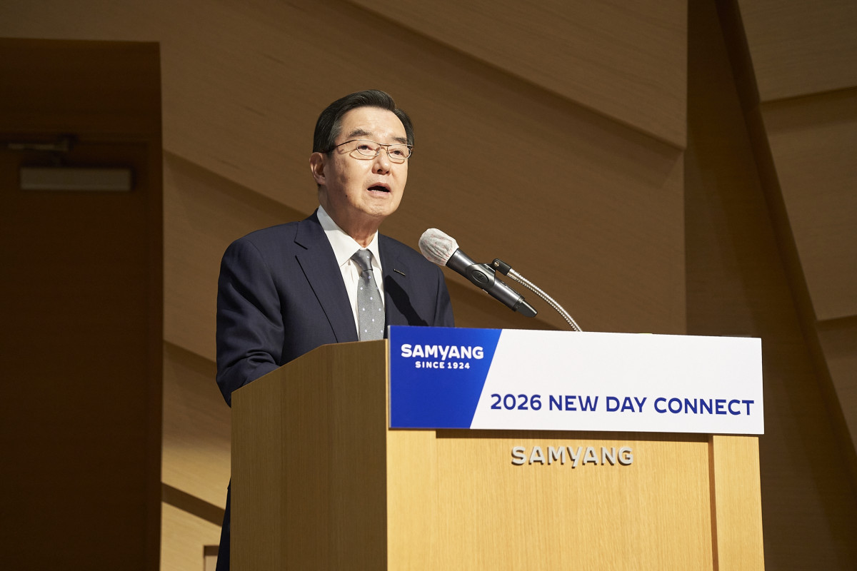 ▲김윤  삼양홀딩스 회장이 2일 판교 디스커버리센터에서 열린 ‘2026년 삼양 뉴 데이 커넥트’에서 임직원들에게 신년 메시지를 전하고 있다. (사진제공=삼양그룹)