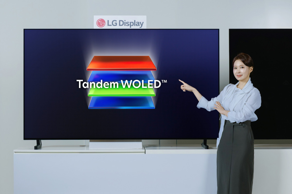 ▲LG디스플레이 임직원이 2026년 신규 OLED TV 패널을 선보이고 있다. (자료제공=LG디스플레이)