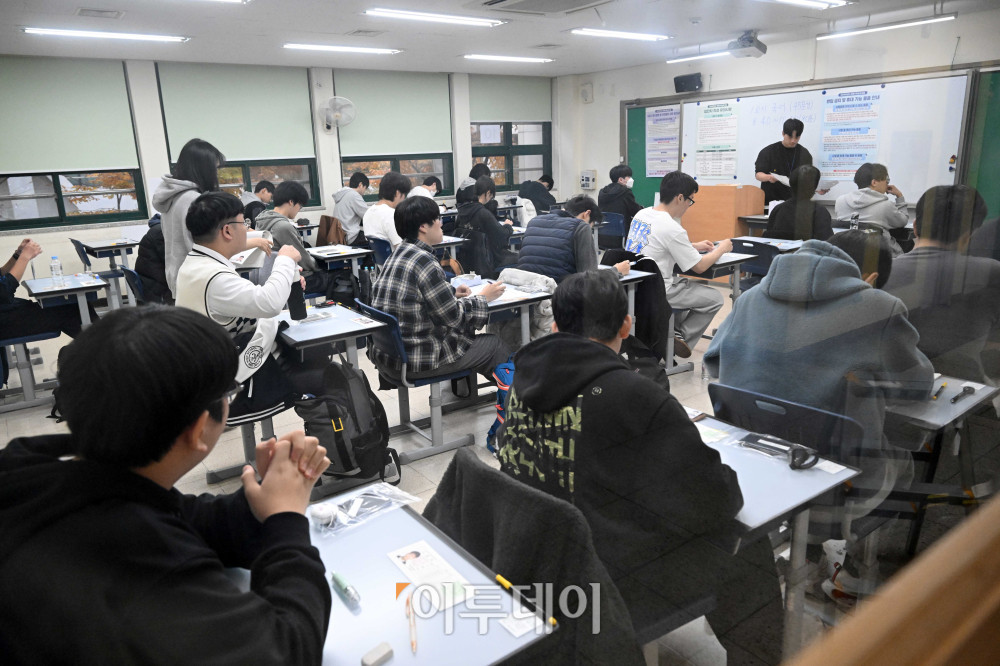 ▲2026학년도 대학수학능력시험(수능)이 치러진 13일 오전 서울 종로구 경복고등학교에 마련된 고사장에서 수험생들이 시험을 준비하고 있다. 사진공동취재단 (이투데이DB)