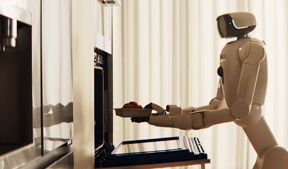 ▲LG 클로이드가 크루아상을 오븐에 넣으며 식사를 준비하는 모습 (자료제공=LG전자)