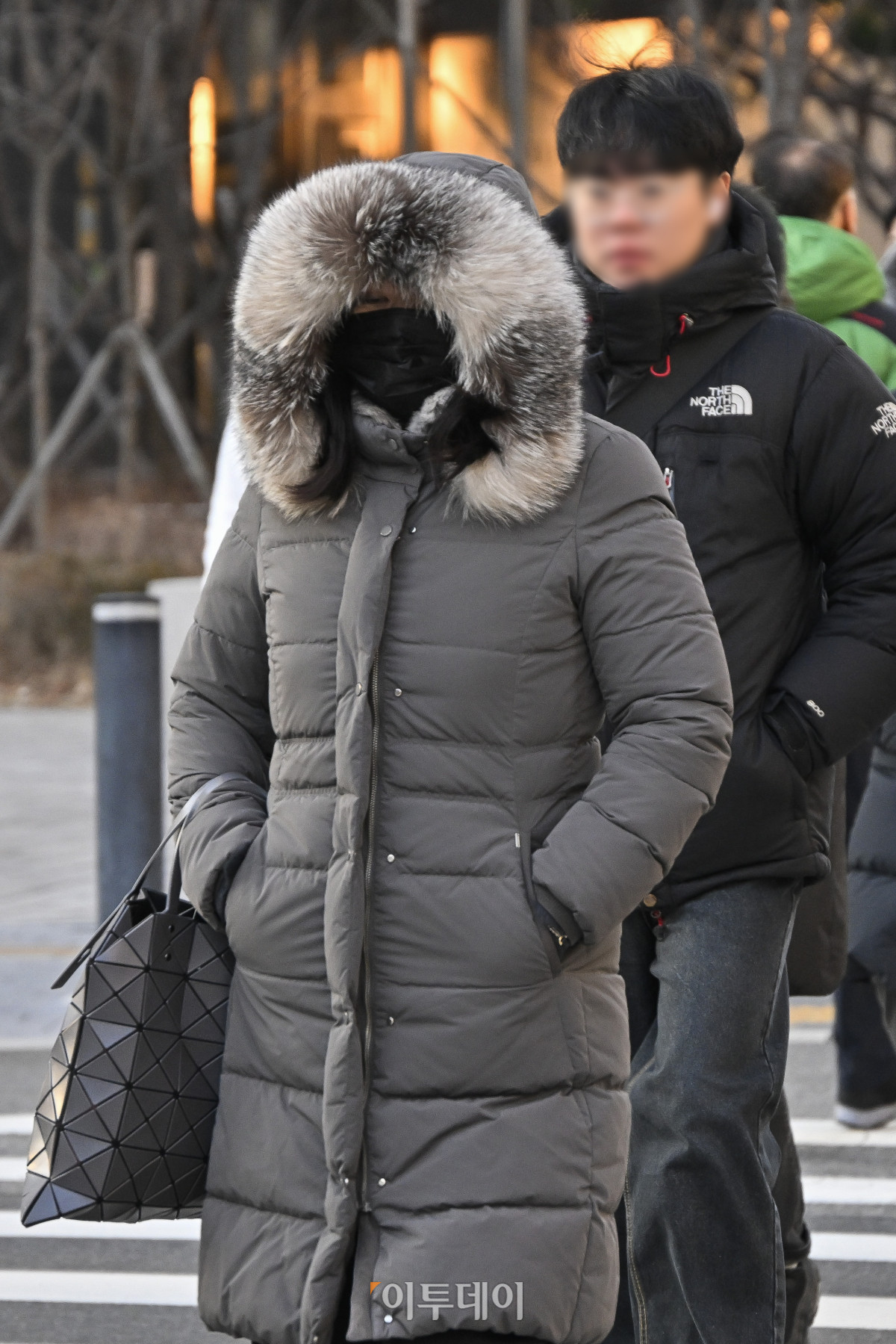 ▲서울의 아침 최저기온이 영하 11.4도까지 떨어지는 등 새해 한파가 절정에 달한 2일 서울 영등포구 여의도역 일대에서 두꺼운 외투와 방한용품으로 무장한 시민들이 발걸음을 재촉하고 있다. 조현호 기자 hyunho@
