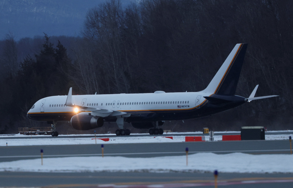 ▲베네수엘라의 니콜라스 마두로 대통령과 그의 부인 실리아 플로레스가 탑승한 항공기가 3일(현지시간) 미국 뉴욕주 뉴버그의 스튜어트 공군방위기지에 착륙해 활주로로 이동하고 있다.  (뉴욕/로이터연합뉴스)