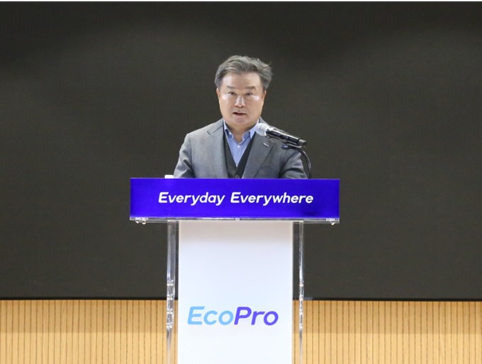 ▲지난 2일 청주 본사에서 개최한 에코프로 그룹 시무식에서 이동채 에코프로 창업주가 신년사를 발표하고 있다. (에코프로)